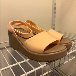 CROCS Brooklyn Ankle Strap Wedge Shiitake Size 9